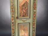 peinture sur la porte d'une armoire dont la porte est elle-même ornée d'une peinture