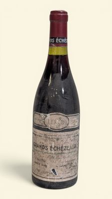 une bouteille de vin posée sur une table