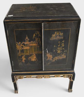 une armoire noire ornée d'un motif noir et or