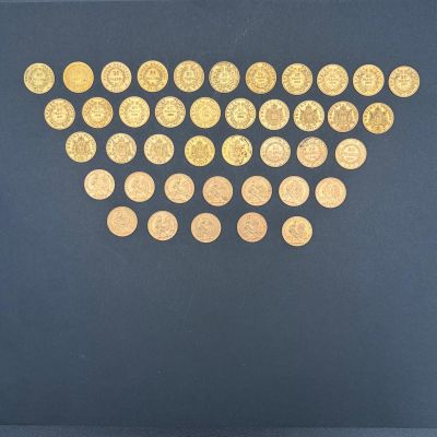 une boîte noire ornée d'un motif représentant une pièce d'or