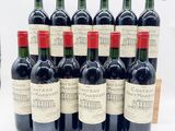 six bouteilles de vin rouge sont alignées