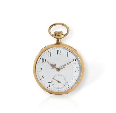 une image d'une montre de poche en or avec des chiffres romains sur le cadran