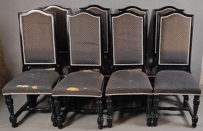 8 chaises en bois laqué noir, à haut dossier, assises et dos…