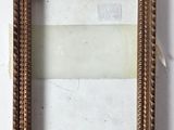 un gros plan d'un cadre photo accroché au mur, sur fond blanc