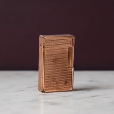 une photo d'un briquet posé sur un plan de travail en marbre