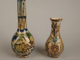 deux vases posés côte à côte sur une table