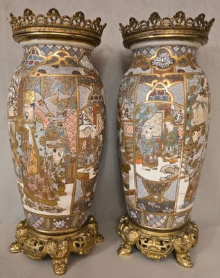 une paire de grands vases ornés de motifs dorés et bleus