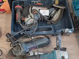 beaucoup d'outils posés par terre les uns à côté des autres