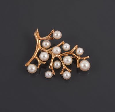 une broche en or et perles