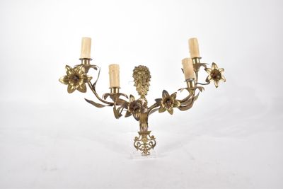 chandelier en laiton avec des fleurs et des bougies sur fond blanc