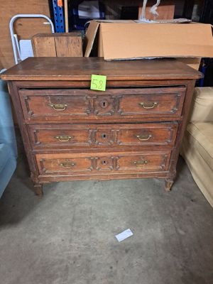une commode dans une pièce où se trouve un canapé