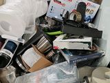 une boîte en carton contenant divers objets
