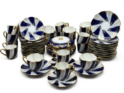 une photo d'un ensemble d'assiettes et de tasses bleues et blanches