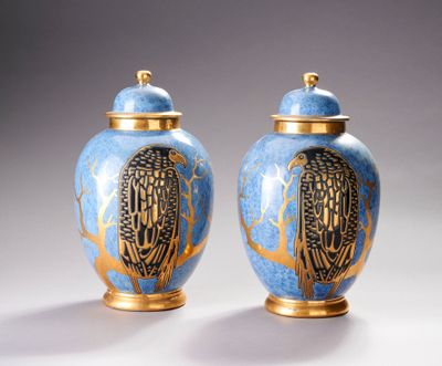 une paire de vases bleus et dorés ornés de chouettes