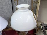 une lampe posée sur une table à côté d'une valise