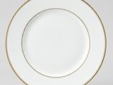 une assiette blanche et dorée, bordée d'or