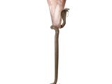 une lampe ancienne avec un abat-jour en verre rose posé sur un pied en métal