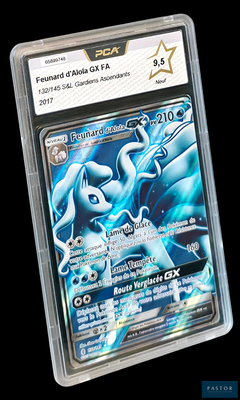 gros plan d'une carte pokemon dans un étui en plastique