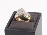 une image représentant une bague en diamant dans un écrin noir sur fond blanc
