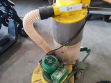 une machine posée sur le sol du garage
