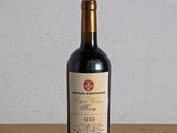 une bouteille de vin rouge posée sur une table en bois