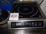 une cuisinière sur laquelle est posée une pancarte, dans une cuisine