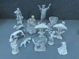 de nombreuses figurines posées sur une table
