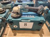 de nombreux outils Makita exposés dans un magasin