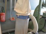une machine posée sur une table dans une pièce