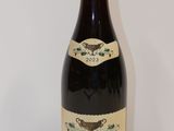 l'image d'une bouteille de vin posée sur une table