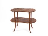 une petite table en bois sur laquelle se trouvent deux étagères