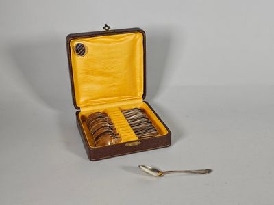 une petite boîte contenant une cuillère et une paire d'anneaux