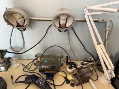 une table sur laquelle se trouvent tout un tas d'appareils électriques