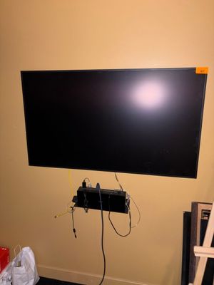 un téléviseur à écran plat fixé au mur d'une pièce