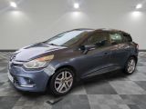 Une voiture grise est garée dans une pièce dont le sol est en damier.