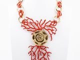 gros plan d'un collier sur un mannequin mannequin