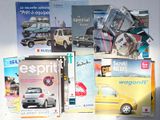 beaucoup de magazines posés sur la table