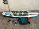 une planche de surf posée par terre