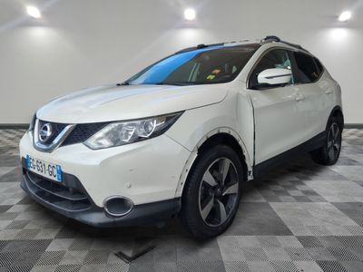 Le SUV Nissan QX Sport blanc est garé dans un garage.