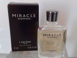 l'image d'un flacon de parfum posé sur une table