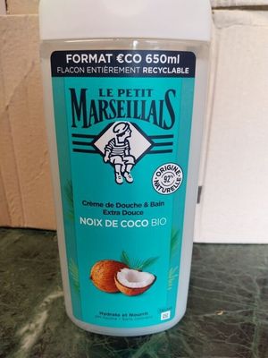 La bouteille d'huile de coco est posée sur un plan de travail.