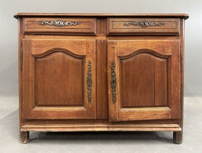 BUFFET bas en bois fruitier ouvrant par deux tiroirs et deux…