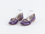 une paire de chaussures en cuir violet à talon transparent et à boucles
