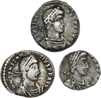 trois pièces romaines antiques, dont l'une porte un buste et l'autre est un buste