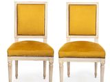 deux chaises avec des coussins rembourrés jaunes