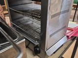 une photo d'un four grille-pain posé sur une table