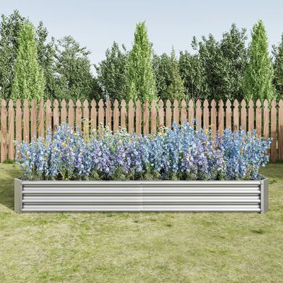 un gros plan d'une jardinière en métal contenant des fleurs bleues