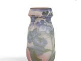 un vase avec un motif floral sur fond blanc
