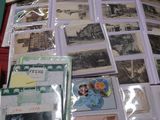 une table sur laquelle sont disposées de nombreuses cartes postales de toutes sortes
