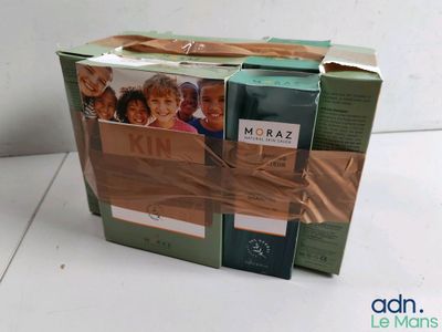 une boîte sur laquelle figure l'image d'un groupe d'enfants